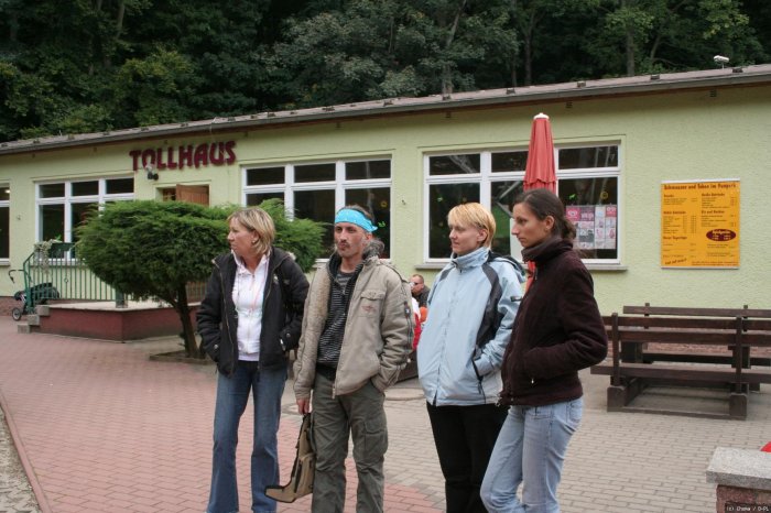 Tolle Leute vor dem Tollhaus