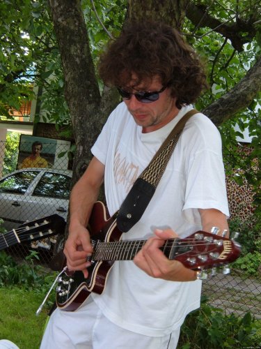 Karolek Santana czy Brian May?